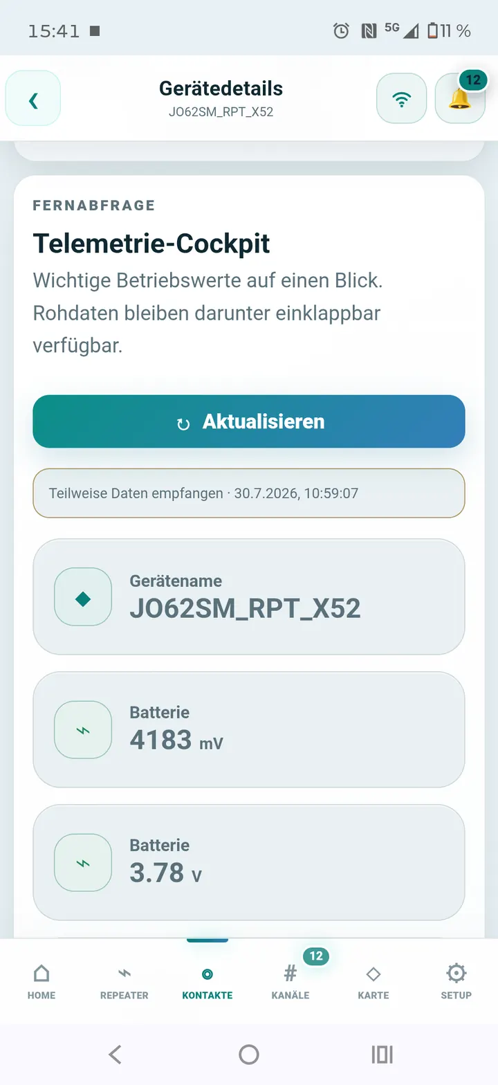 Telemetrie-Cockpit mit Gerätename und Batterie